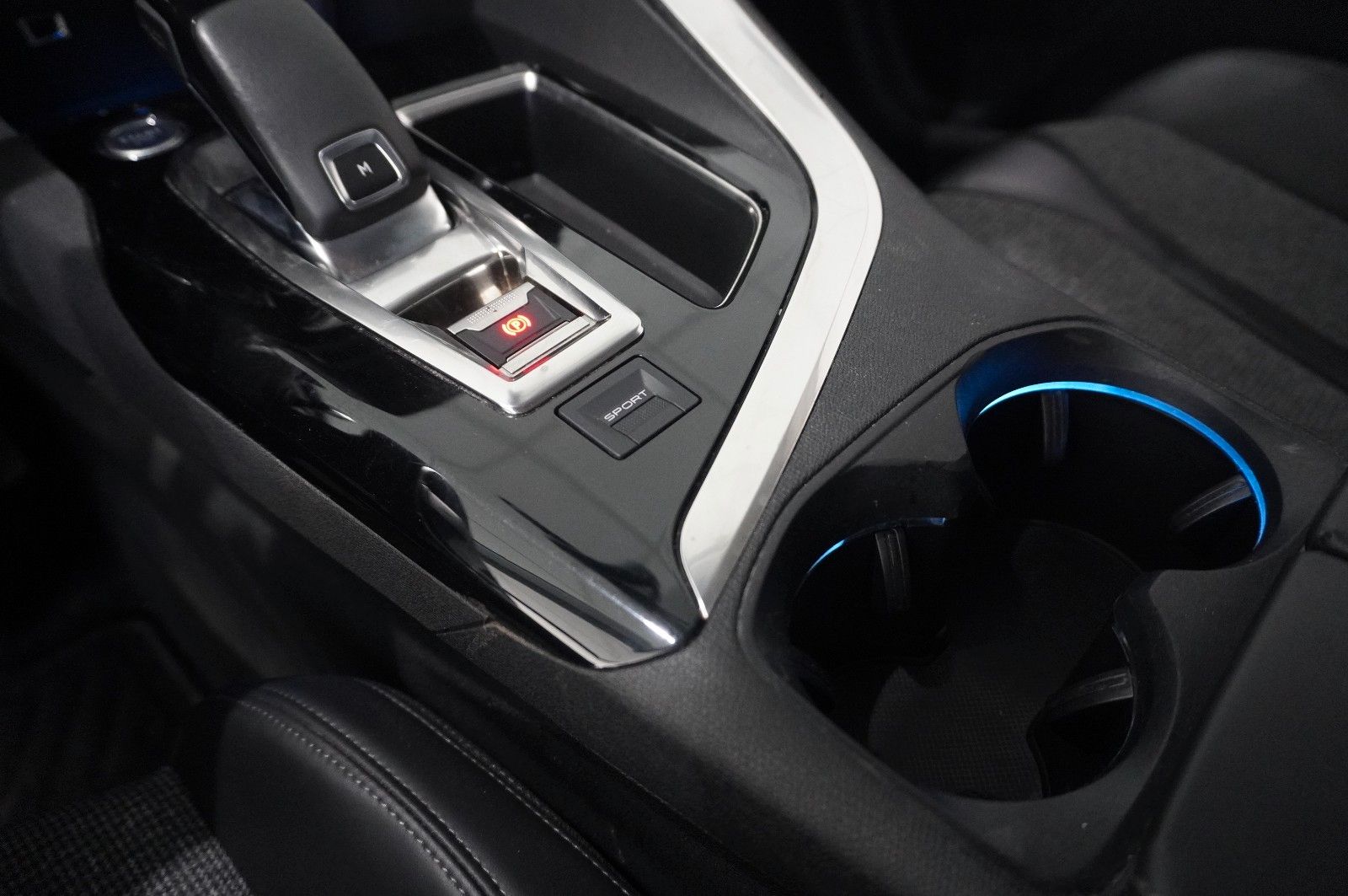 Fahrzeugabbildung Peugeot 5008 1.6D ALLURE 7-SITZER NAVI/KAMERA/SHZ/SPORT