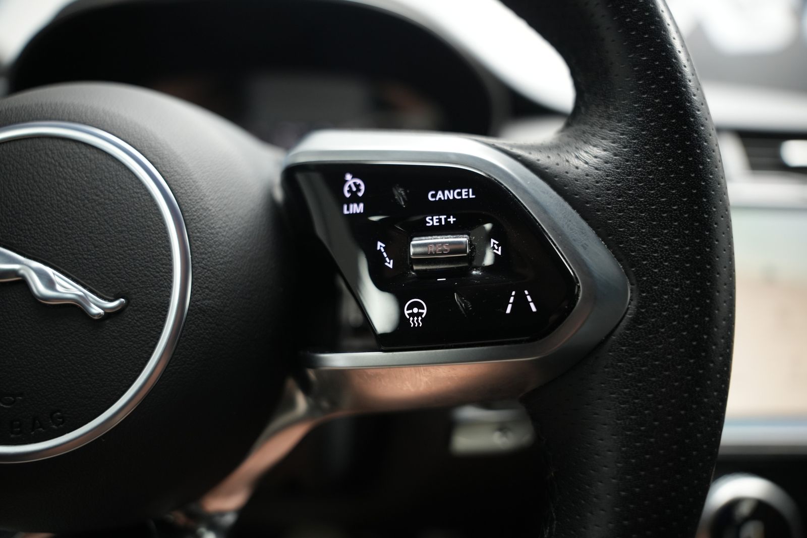 Fahrzeugabbildung Jaguar E-PACE R-Dynamic SE *Meridian*Memory*Virtual*ACC