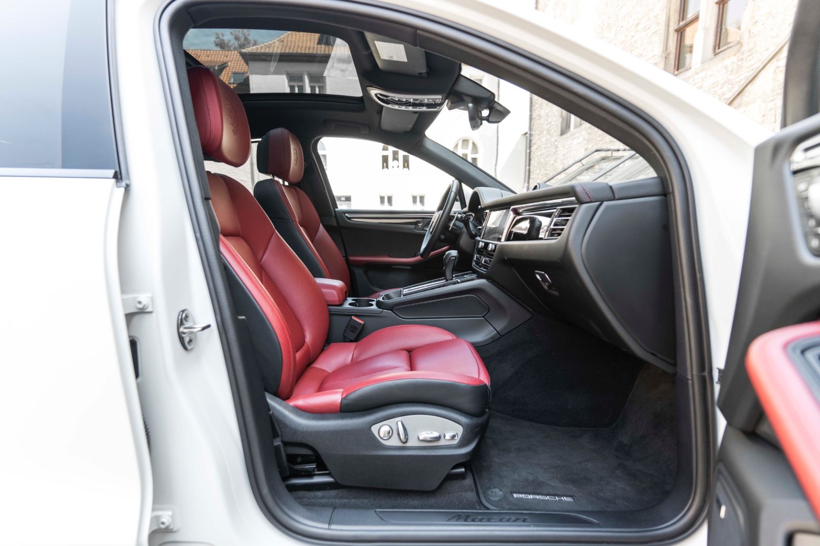 Fahrzeugabbildung Porsche Macan PASM CHRONO LED CARPLAY PANO 360° BOSE PDC
