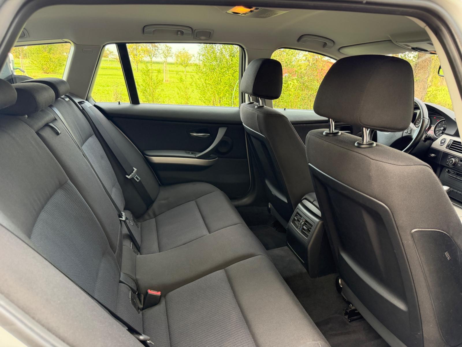 BMW 325 TOURING AUT*XEN*AHK*2.HAND*NAVI* | 218 ch | BVA | BMW 325I TOURING AUT | ATTELAGE