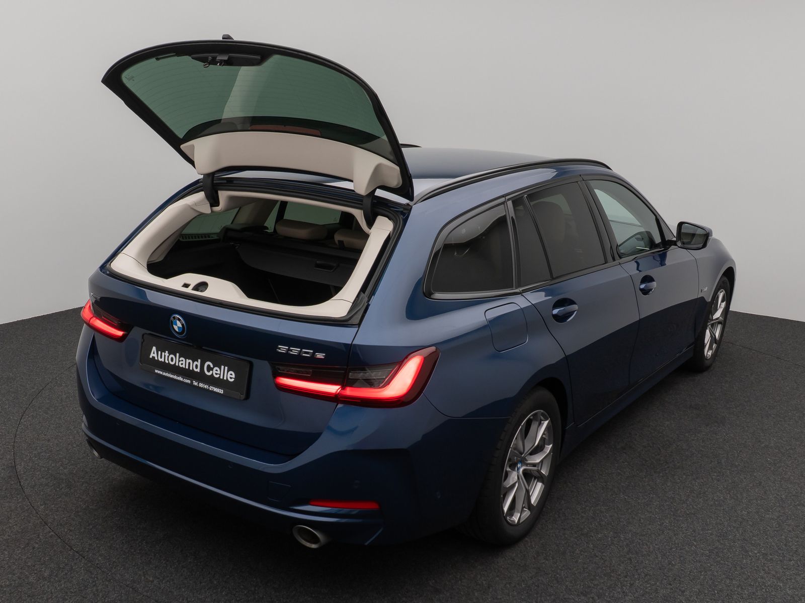 Fahrzeugabbildung BMW 330e xD Kamera HUD DAB HiFi Stop&Go AHK Sport