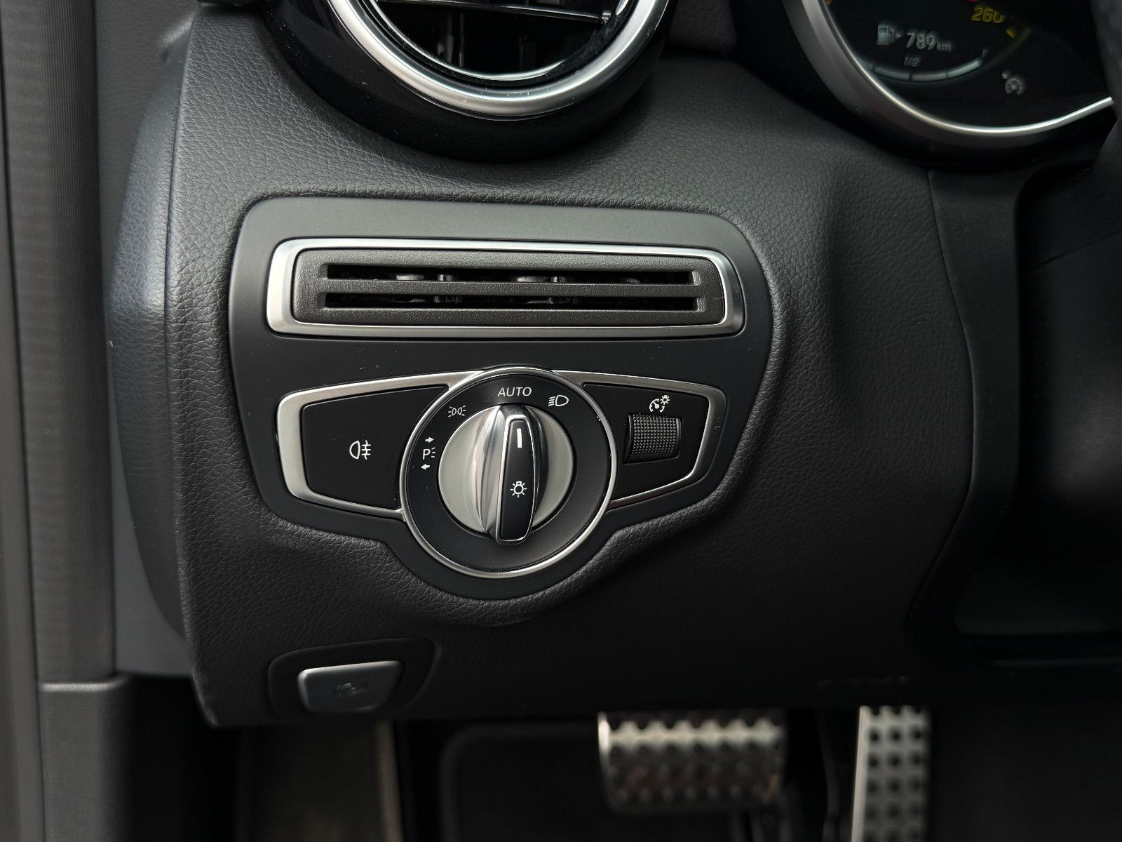 Fahrzeugabbildung Mercedes-Benz C 220d Coupe AMG Burmester Pano Night-Paket 360°