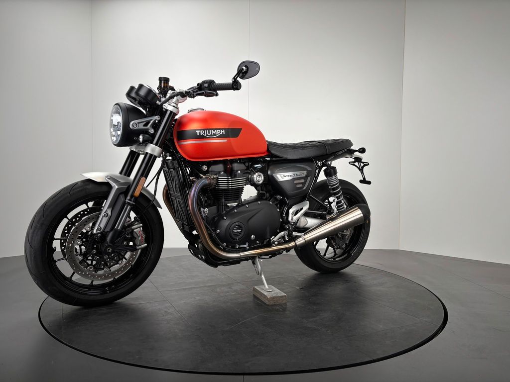 Fahrzeugabbildung Triumph SPEED TWIN 1200 *ZUBEHÖR *1. HAND *BAJA ORANGE