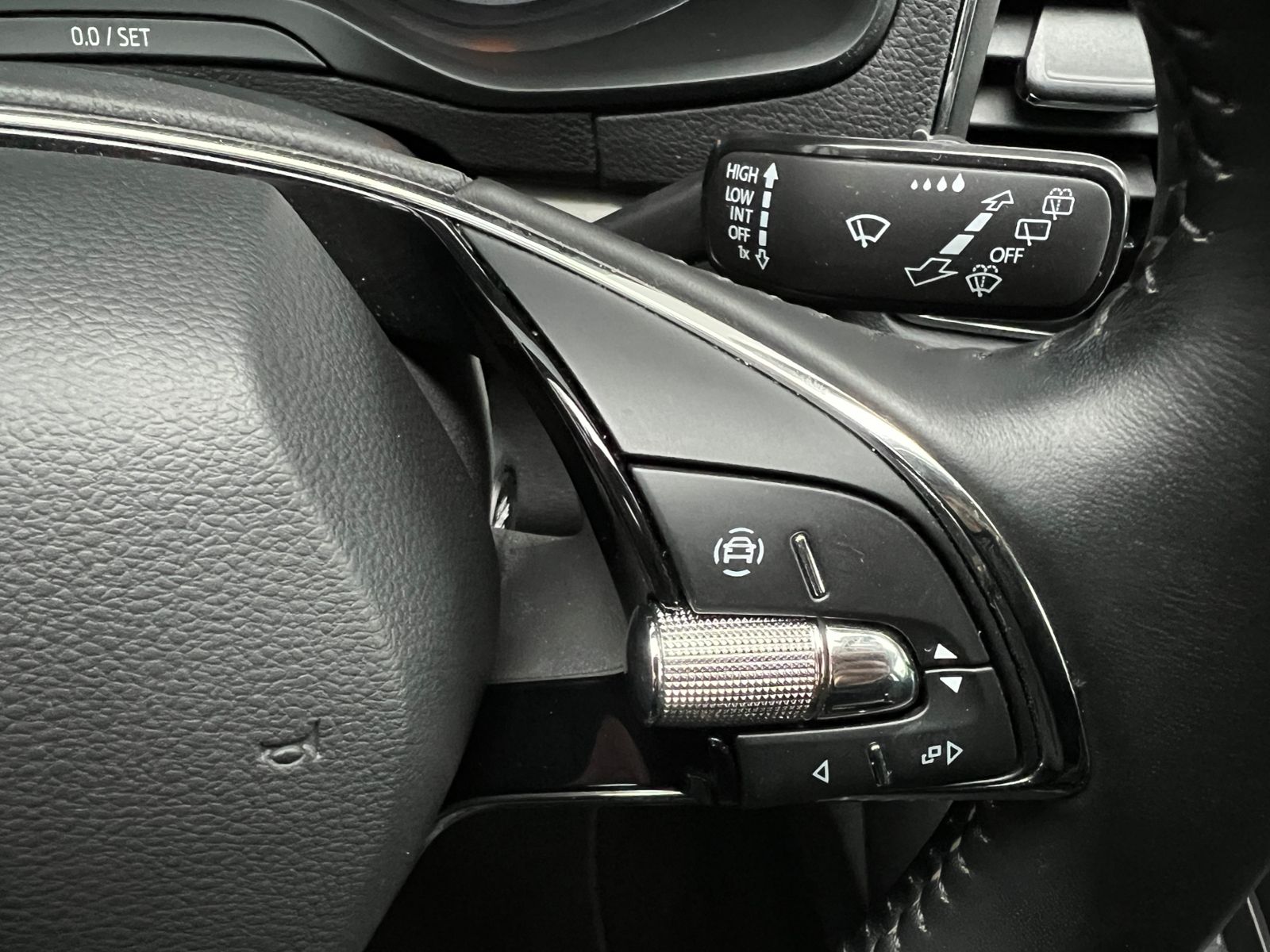 Fahrzeugabbildung SKODA Karoq Ambition 1.5 TSI *AHK, Climatronic, Sitzhz