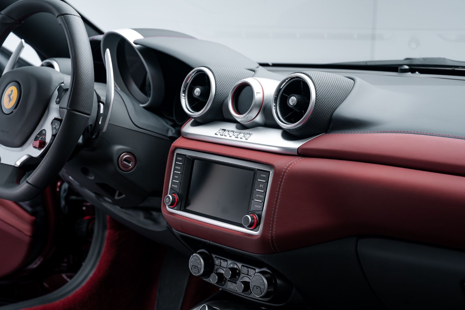 Fahrzeugabbildung Ferrari California T ATELIER/SPECIAL COLOUR/WENIG KM