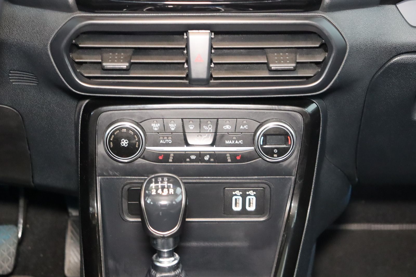 Fahrzeugabbildung Ford EcoSport * Navi * RFK * Lenkradhzg. ST-Line