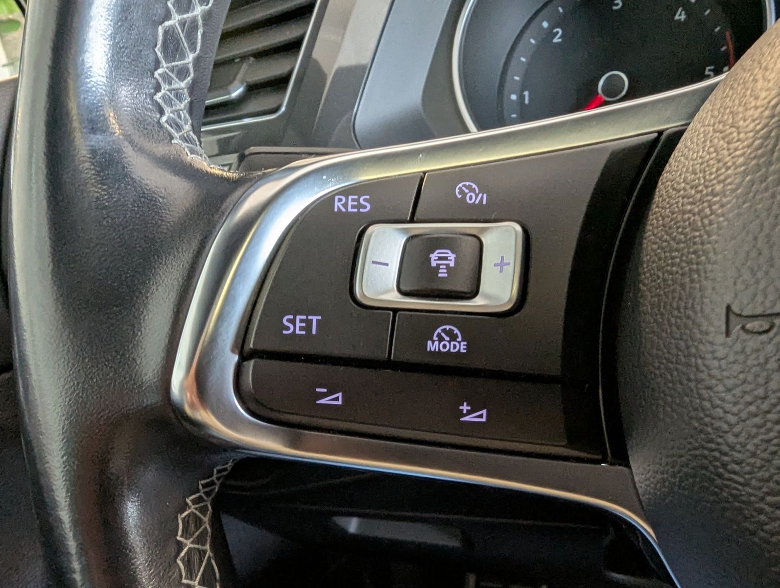 VW Tiguan 2.0 TDI DSG 4M 2x R-Line Pano HUD AHK 20" - Image 32