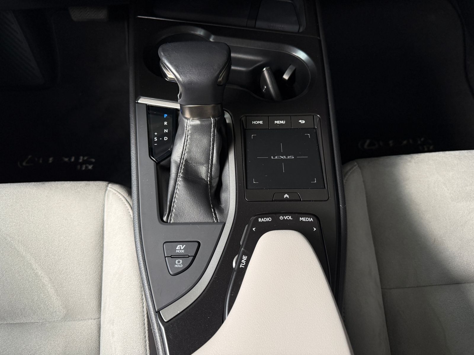 Fahrzeugabbildung Lexus UX 250 h Launch Edition LED NAV RFK SHZ ALU