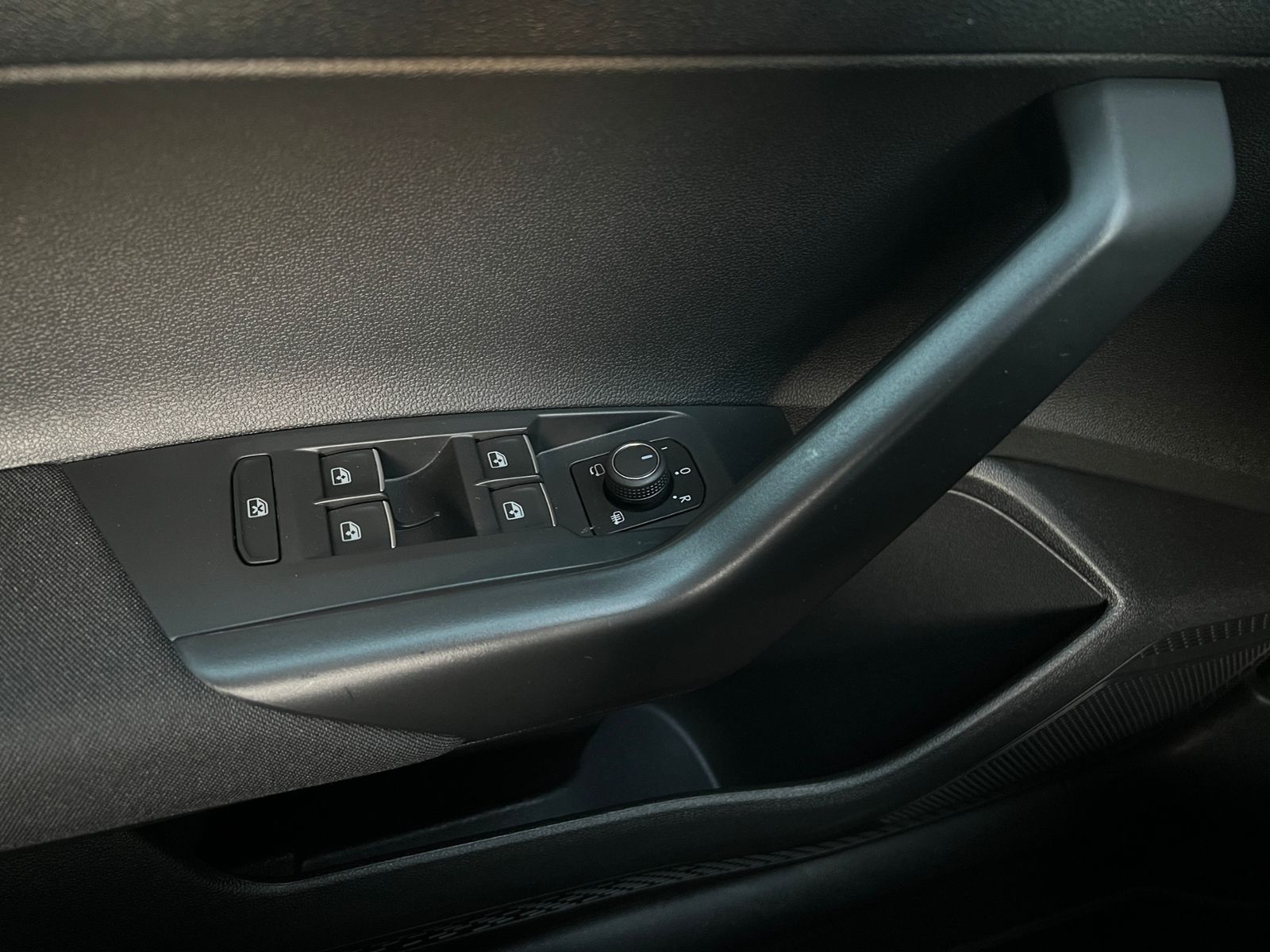 Fahrzeugabbildung Volkswagen Taigo R-Line 1.5 TSI DSG *AHK, IQ-Light, Navi, 1