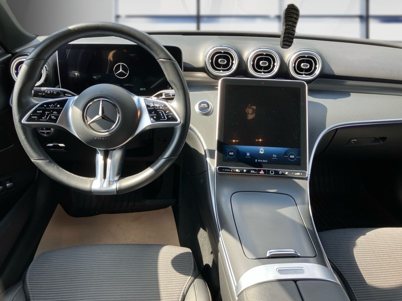 Fahrzeugabbildung Mercedes-Benz C 300 e T AVANTG+AHK+DIG.LIGHT+360+MEMORY+DISTR+