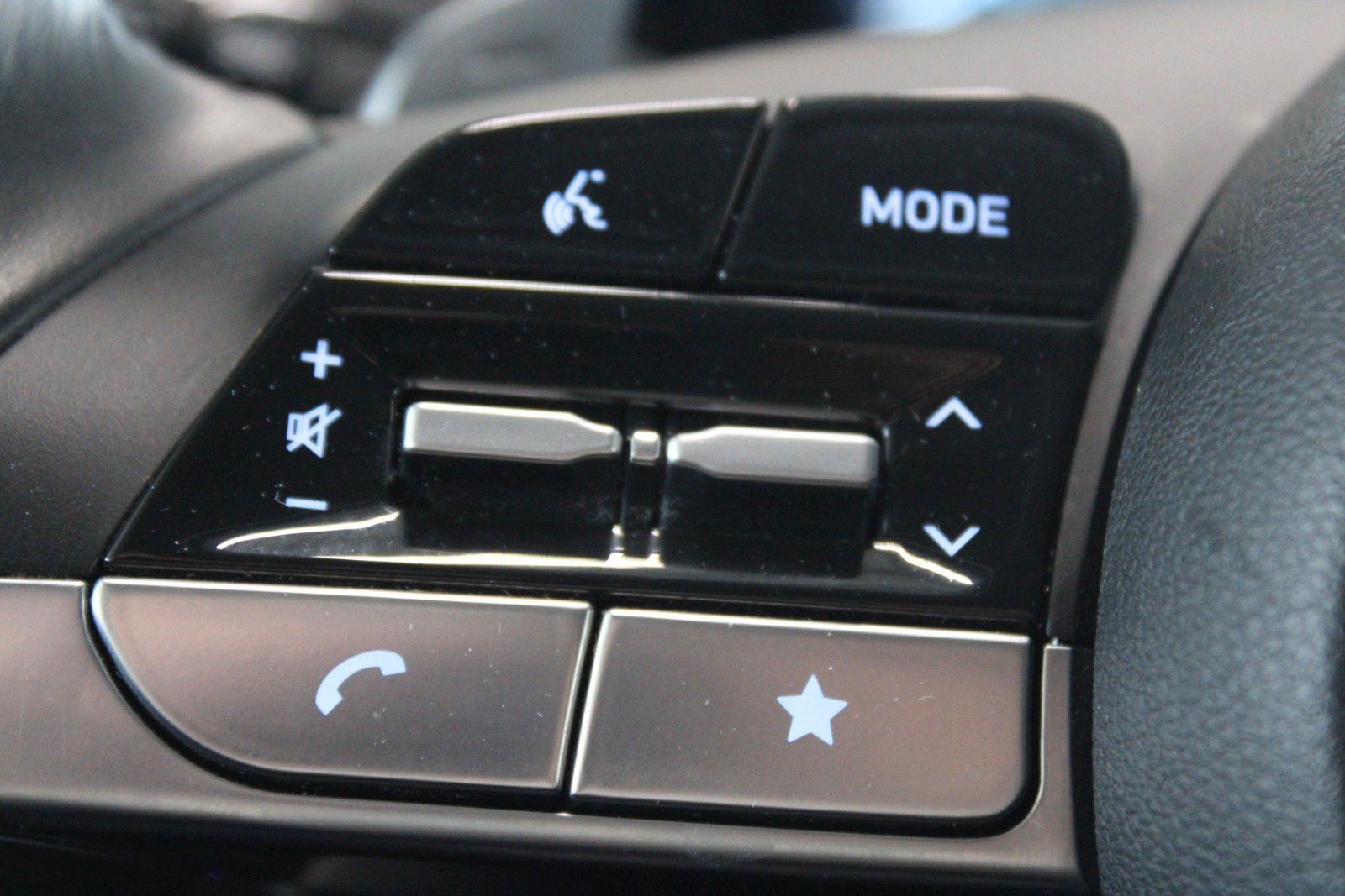 Fahrzeugabbildung Hyundai TUCSON MHEV Trend Aut. NAVI ACC LED SHZ CAM
