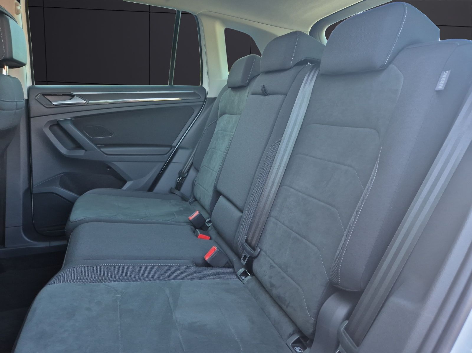 Fahrzeugabbildung Volkswagen Tiguan TDI Elegance DSG 4M Matrix AID Pano ACC P