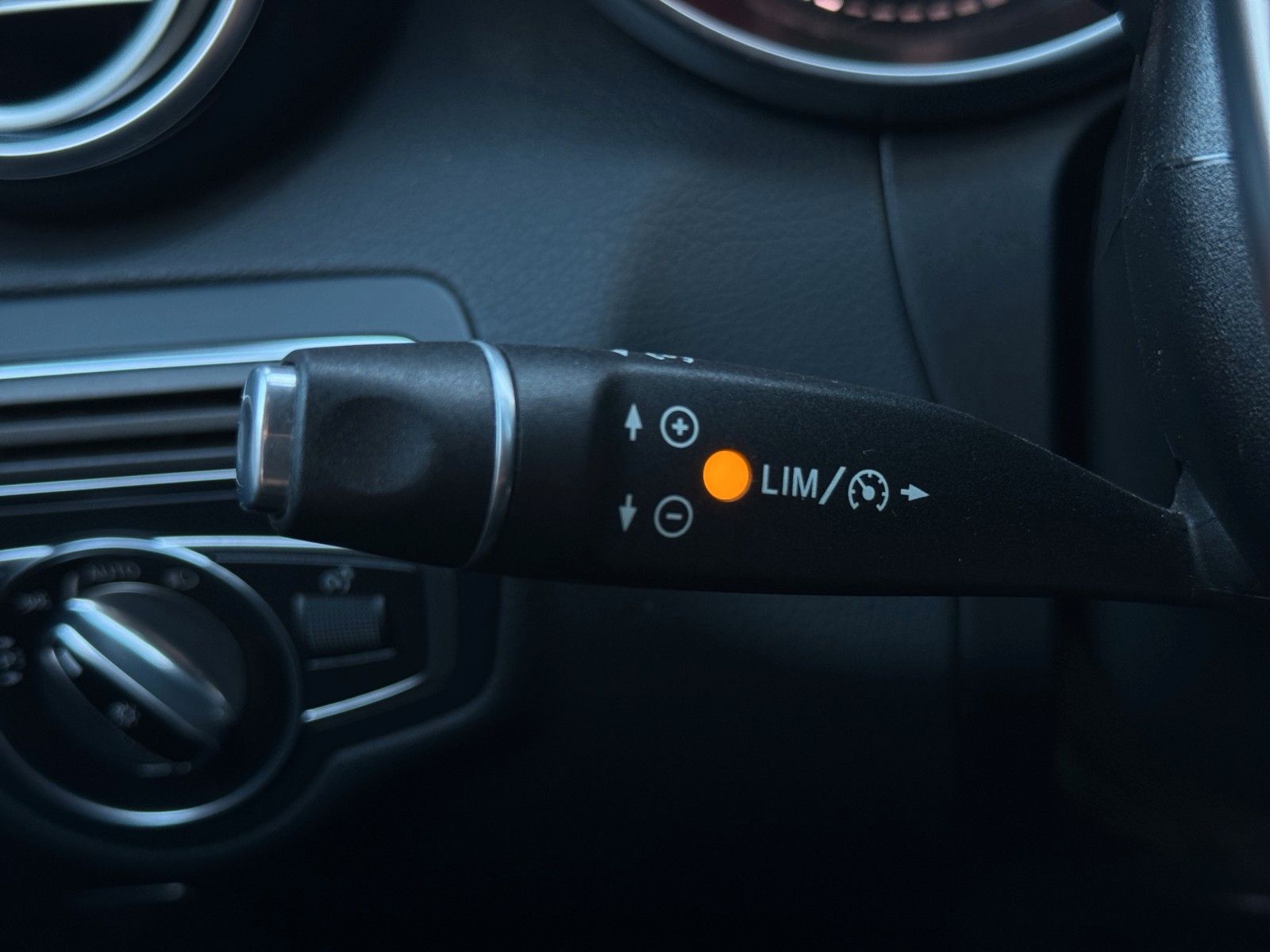 Fahrzeugabbildung Mercedes-Benz C 220d *AMG-Line*ACC*Parkass*Vollleder*LED