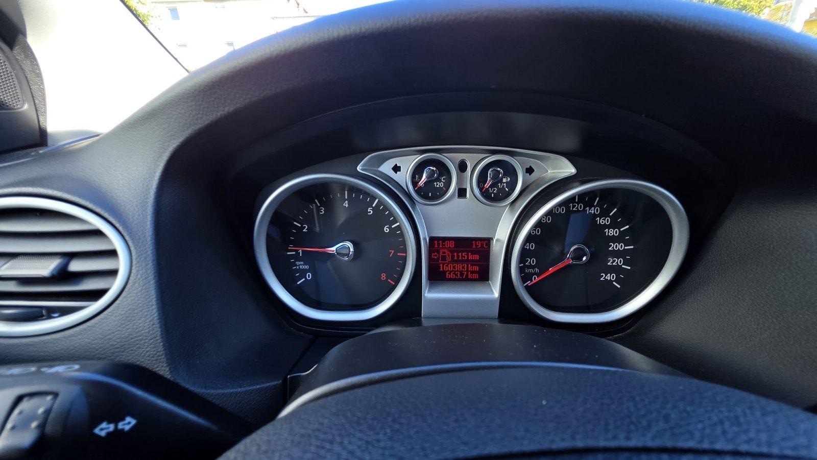 Ford Focus 2010 — photo 11