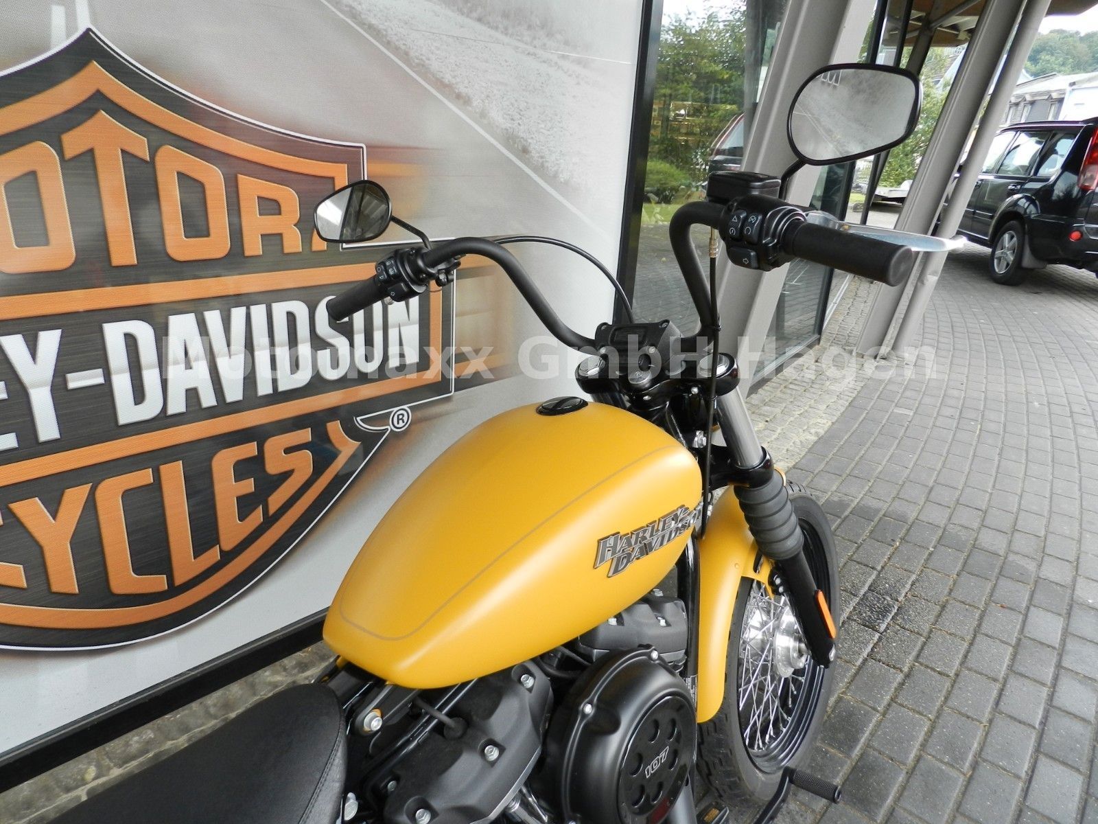 Fahrzeugabbildung Harley-Davidson Street Bob 107 MJ19 mit Speichen-Felgen!!!