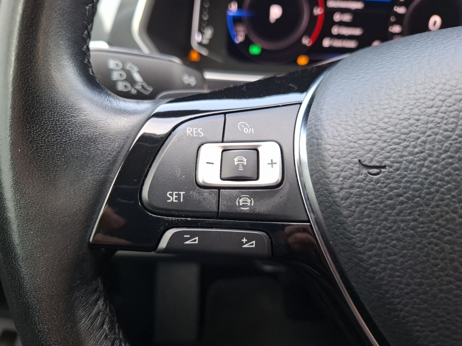 Fahrzeugabbildung Volkswagen Tiguan Allspace TDI Highline 4M DSG R-Line LED A