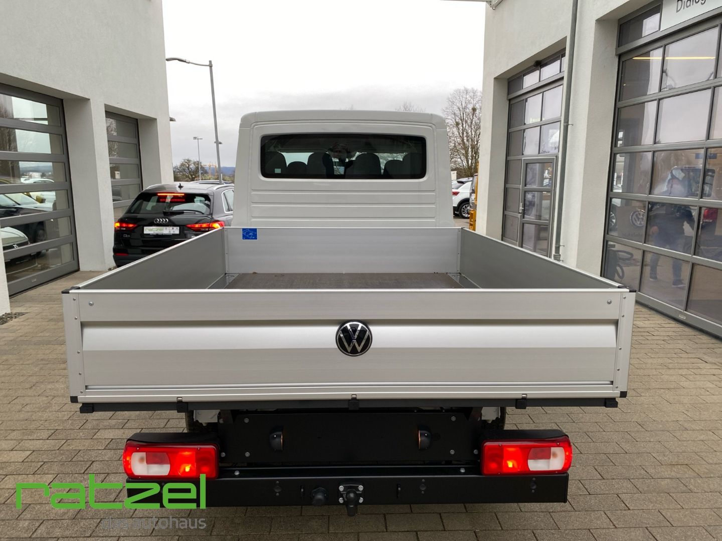 Fahrzeugabbildung Volkswagen Crafter 35 Pritsche DoKa Allwetter+AHK+Klima