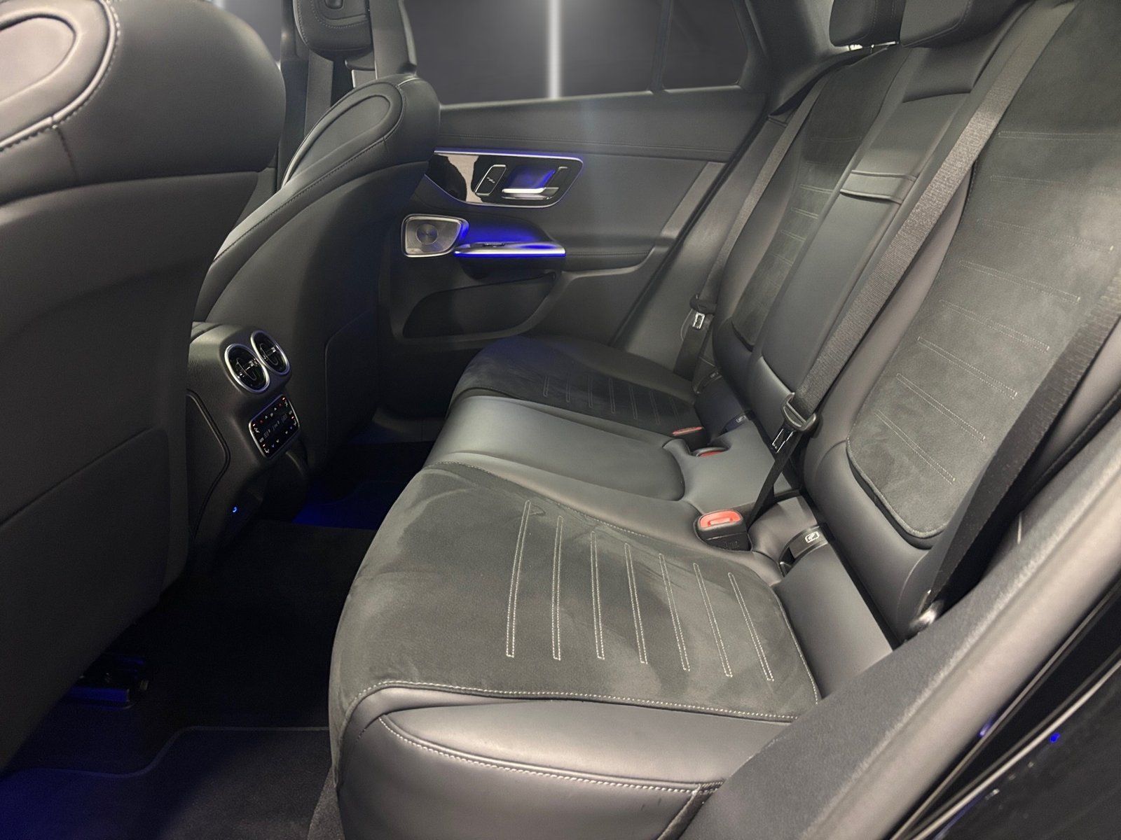 Fahrzeugabbildung Mercedes-Benz GLC 300 d 4M AMG*Airmatic*AHK*HUD*Pano*20"*Distr