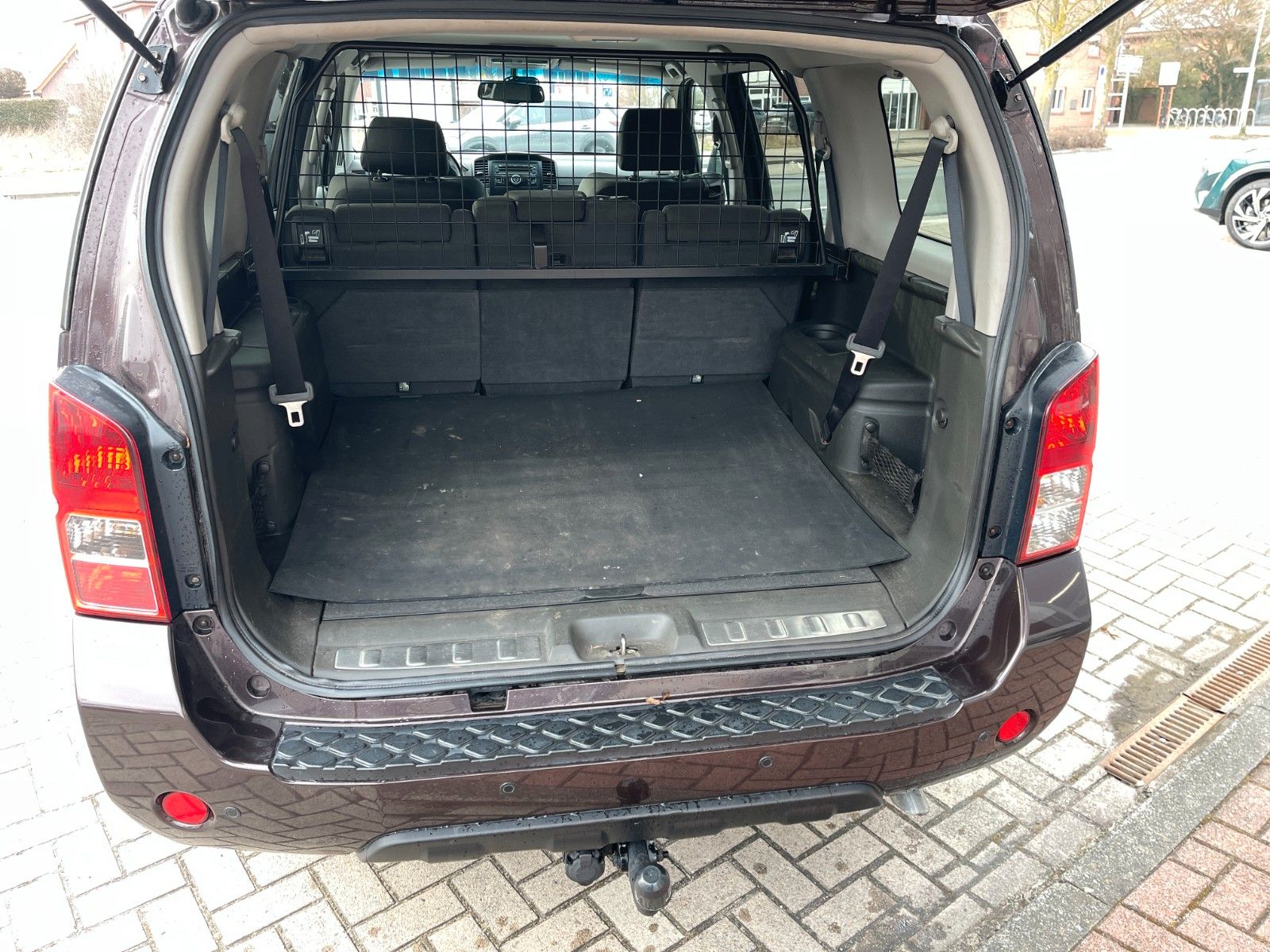 Fahrzeugabbildung Nissan Pathfinder 2.5 dCi SE