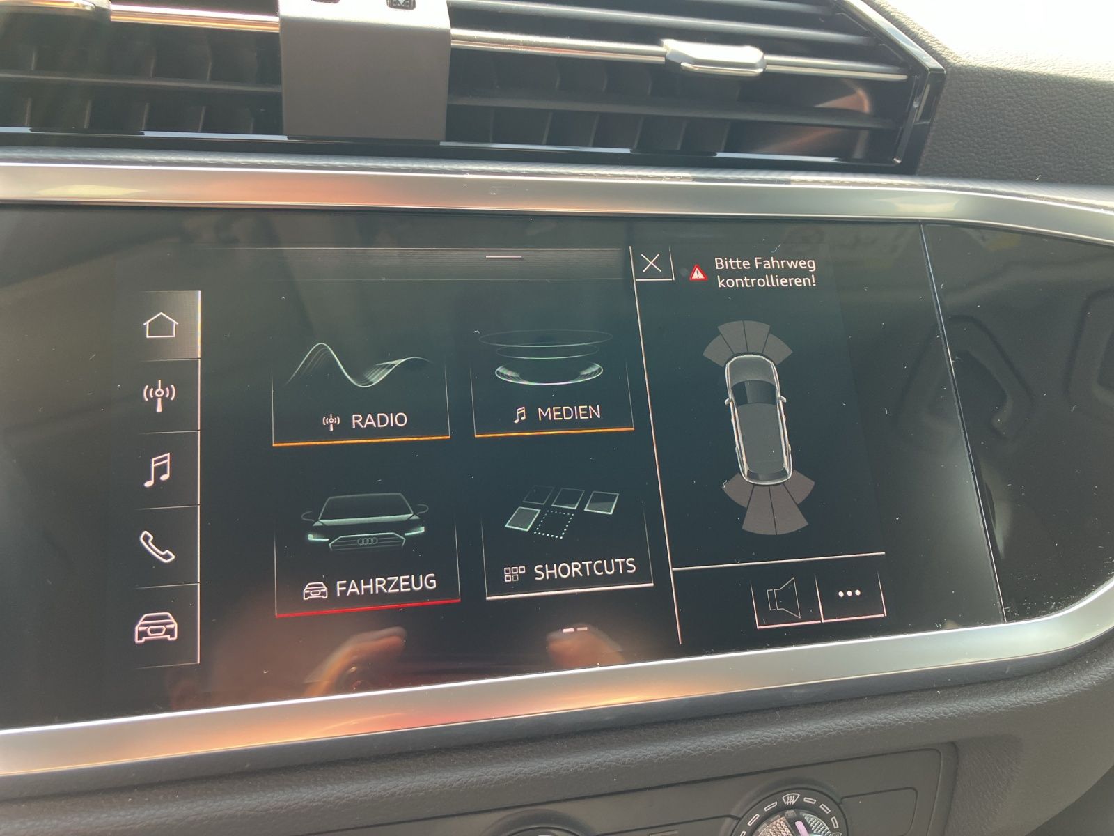 Fahrzeugabbildung Audi Q3 40 TFSI quattro S-tronic LED 18" AVC SHZ