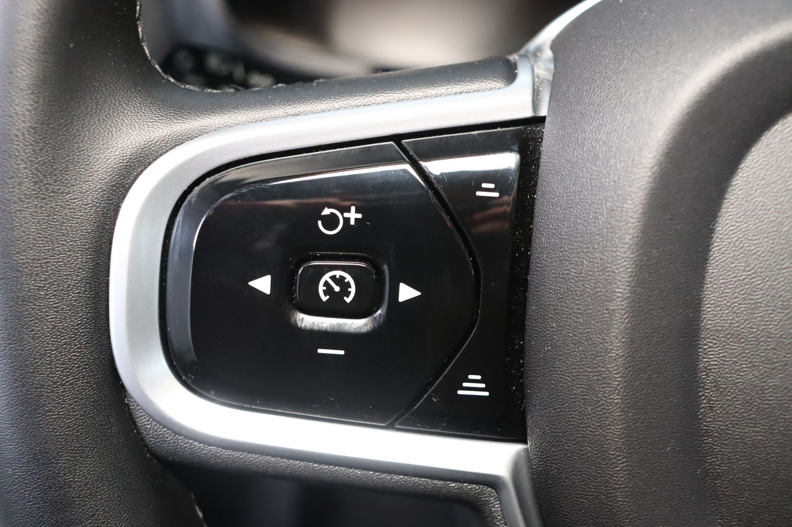 Fahrzeugabbildung Volvo V60 Kombi T8 R-Line AWD Recharge R Design Rechar