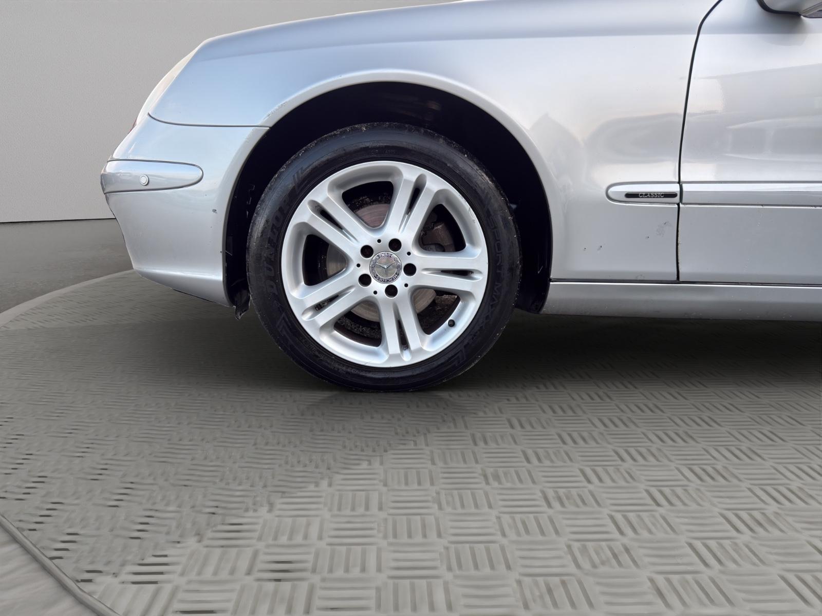 Mercedes-Benz E200 2005 — photo 9