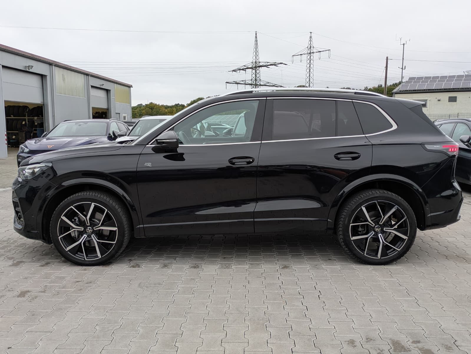Fahrzeugabbildung Volkswagen Tiguan 2.0 TDI 4M R-Line PANO*H&K*AHK*MATRIX*20"