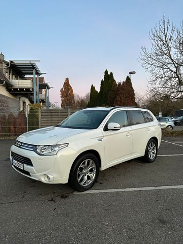 Mitsubishi Outlander PHEV 2013