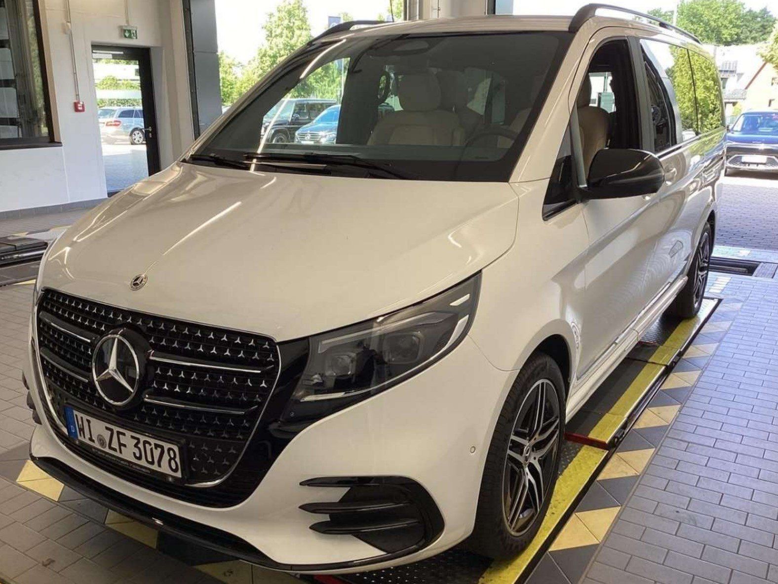 Fahrzeugabbildung Mercedes-Benz V 300 d 4M L AMG Avantga AIRMATIC Pano AHK Night