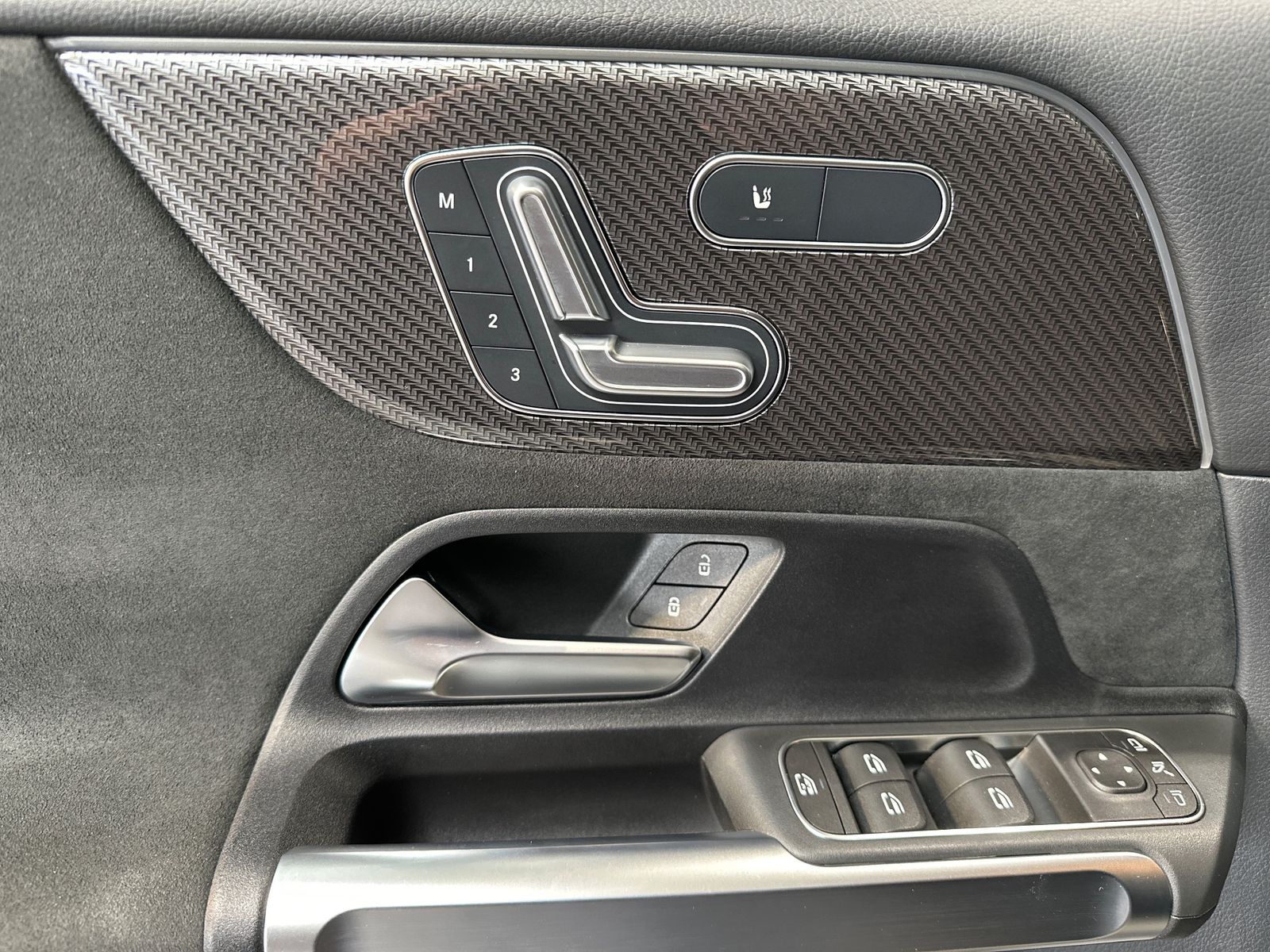 Fahrzeugabbildung Mercedes-Benz GLB 220d AMG Line NAV+AHK+360GRAD+SHZ+MEMORY