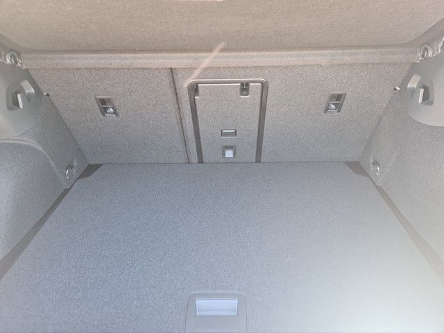 Fahrzeugabbildung Volkswagen Golf VIII Lim. Move TSI LED RFK AID SH LM