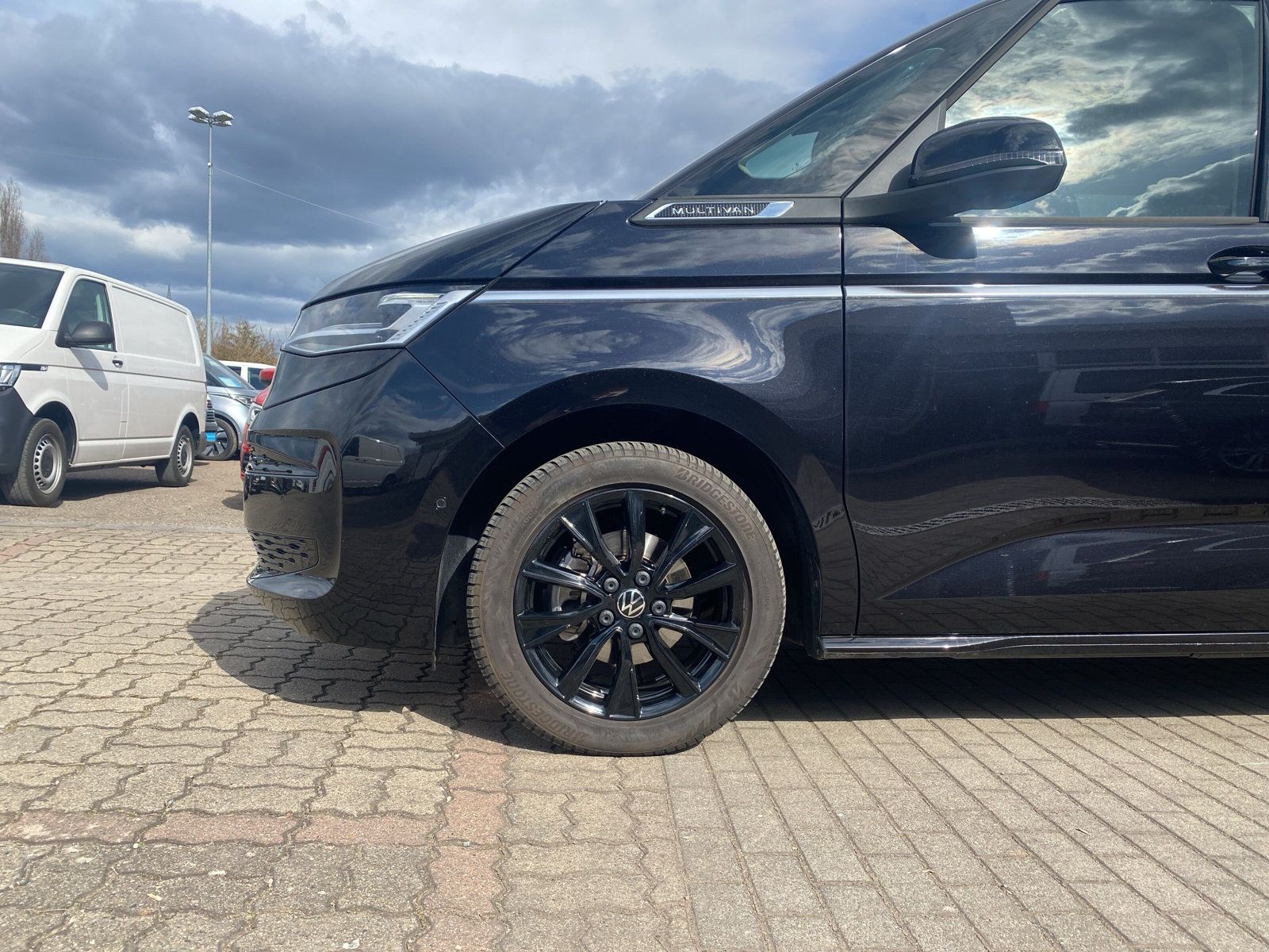 Fahrzeugabbildung Volkswagen T7 Multivan 2.0 TDI DSG Style AHK MATRIX HuD STA