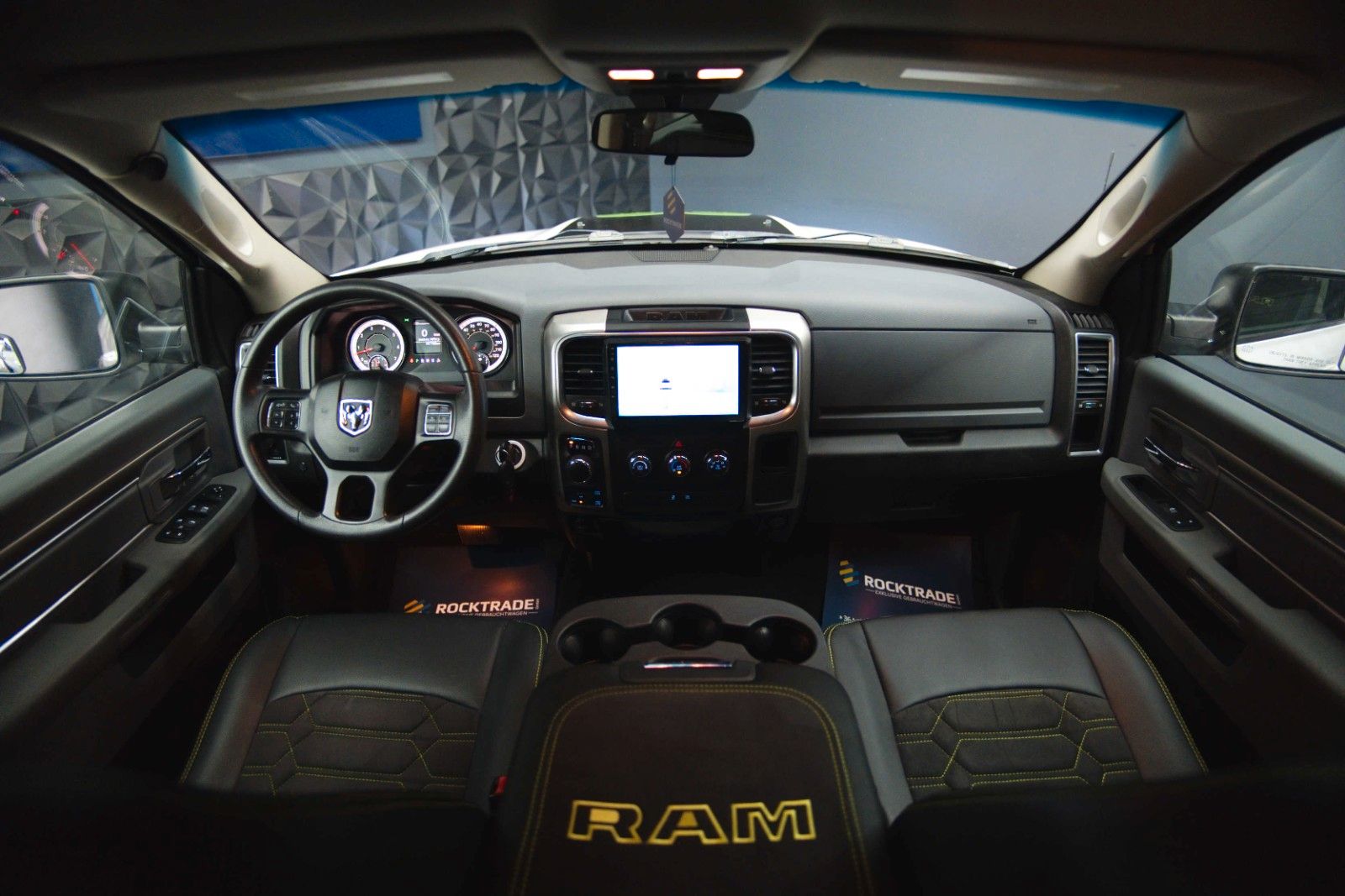 Fahrzeugabbildung Dodge RAM 5.7 V8 HEMI 4x4 OFFROAD Night-Paket LONGBED