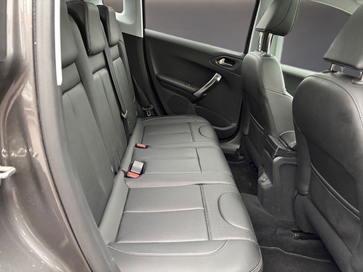 Fahrzeugabbildung Peugeot 2008 Allure , Leder,SitzheizungPanoDach,Kamera