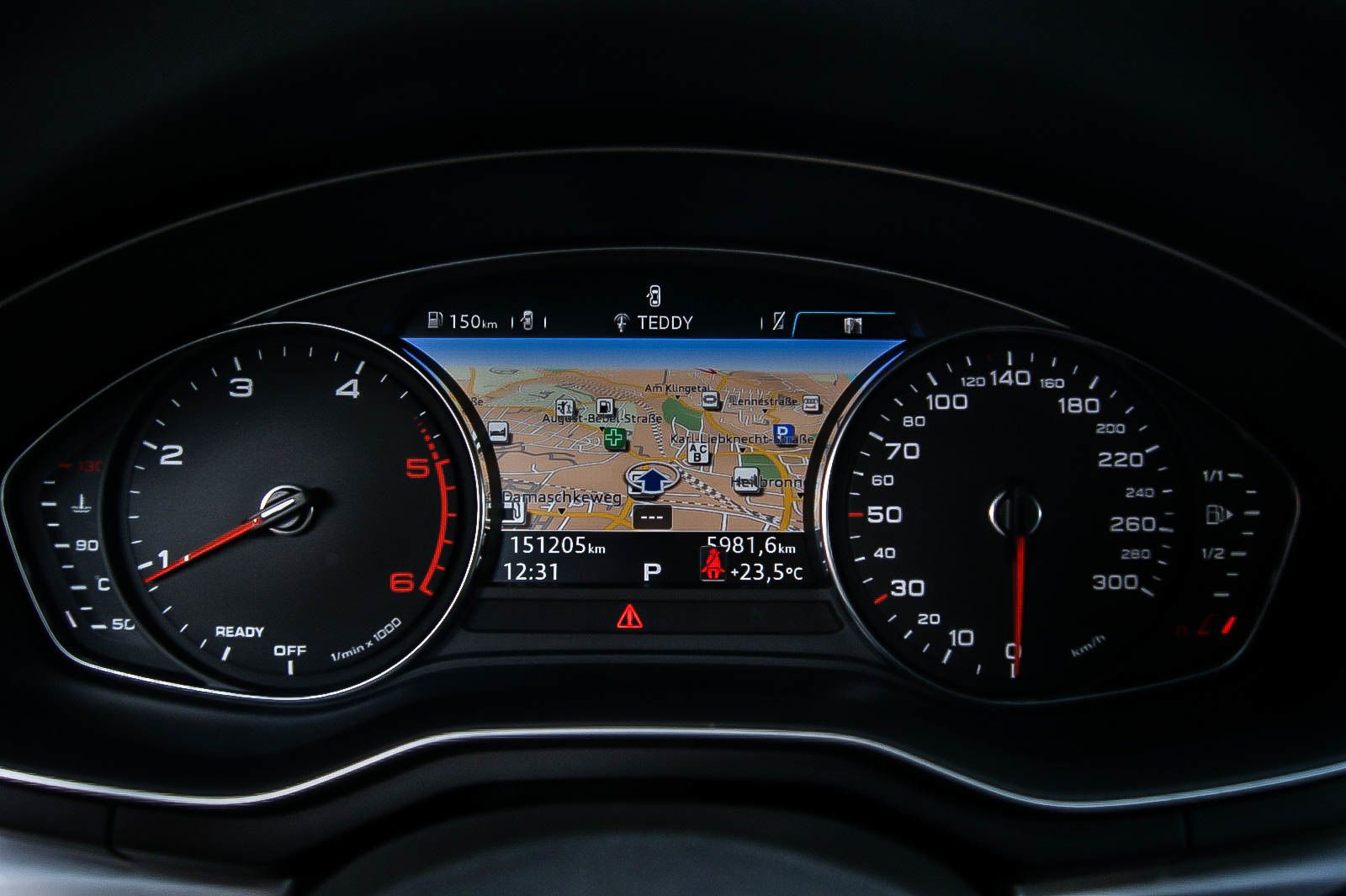 Fahrzeugabbildung Audi A4 Avant 20 TDI S-Line SPORT PANORAMA KAMERA DSP