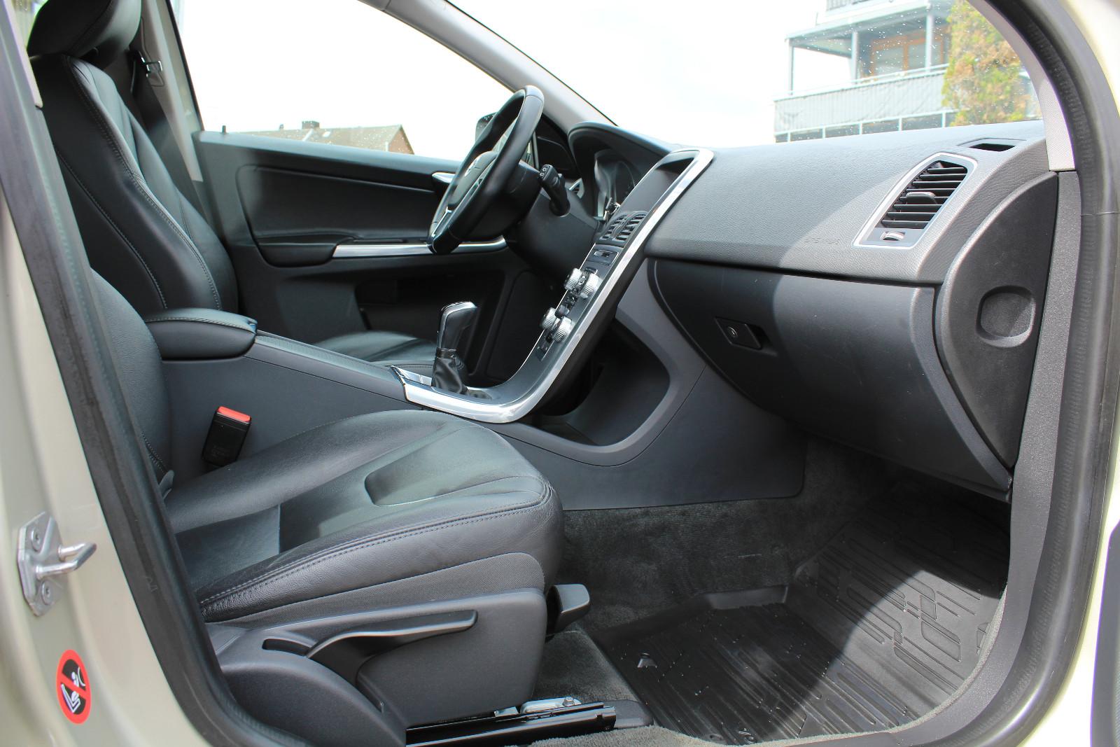Volvo XC60 D3 Momentum Geartronic+SENSUS+LEDER+PDC+AHK