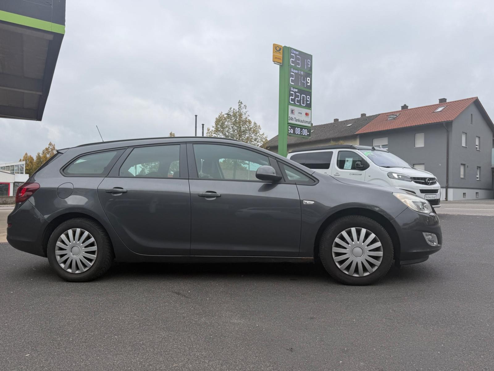 Opel Astra 2011 — салон