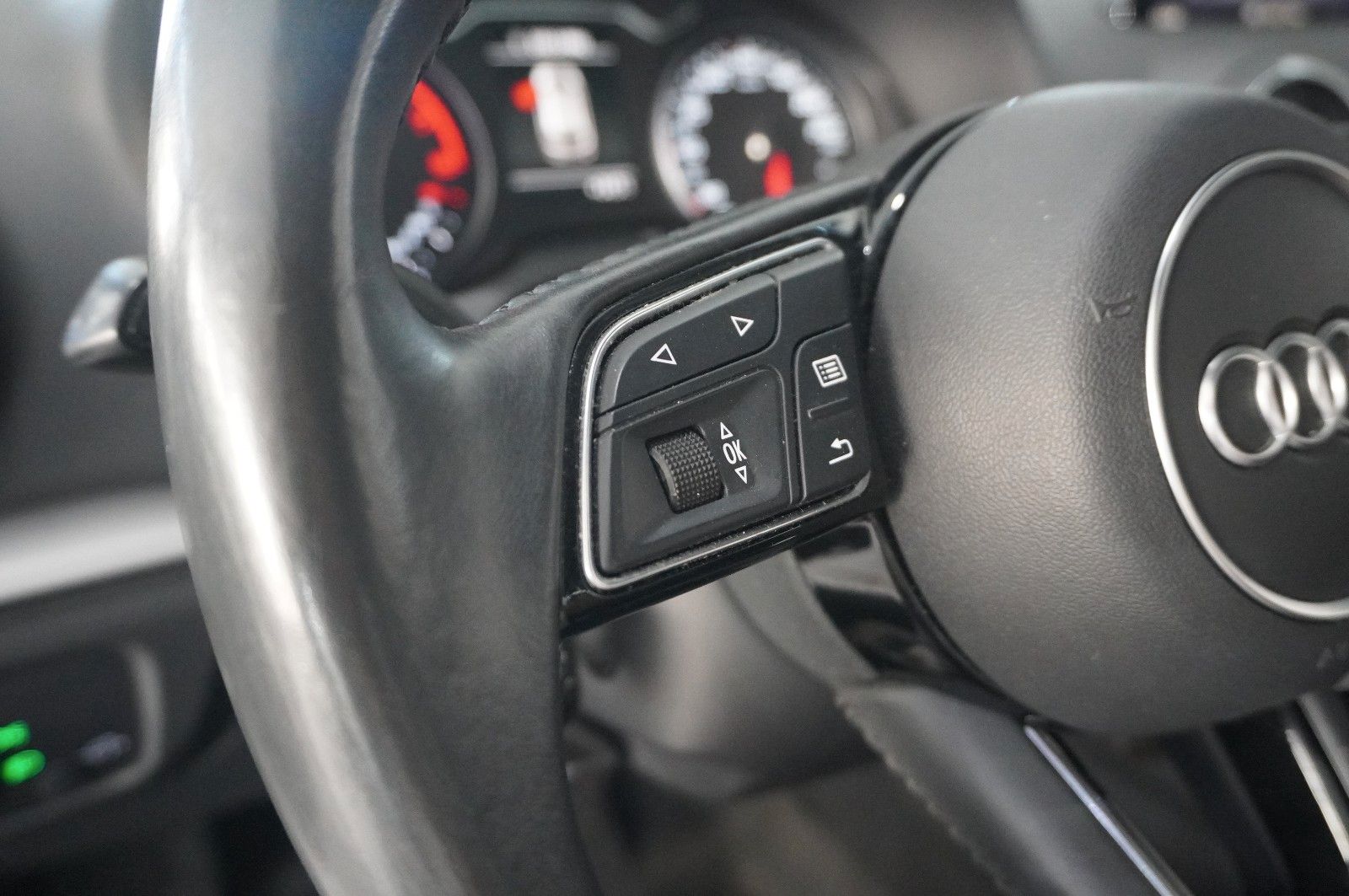 Fahrzeugabbildung Audi A3 Sportback 35 TFSI NAVI/BI-XENON/SHZ/ACC/PDC