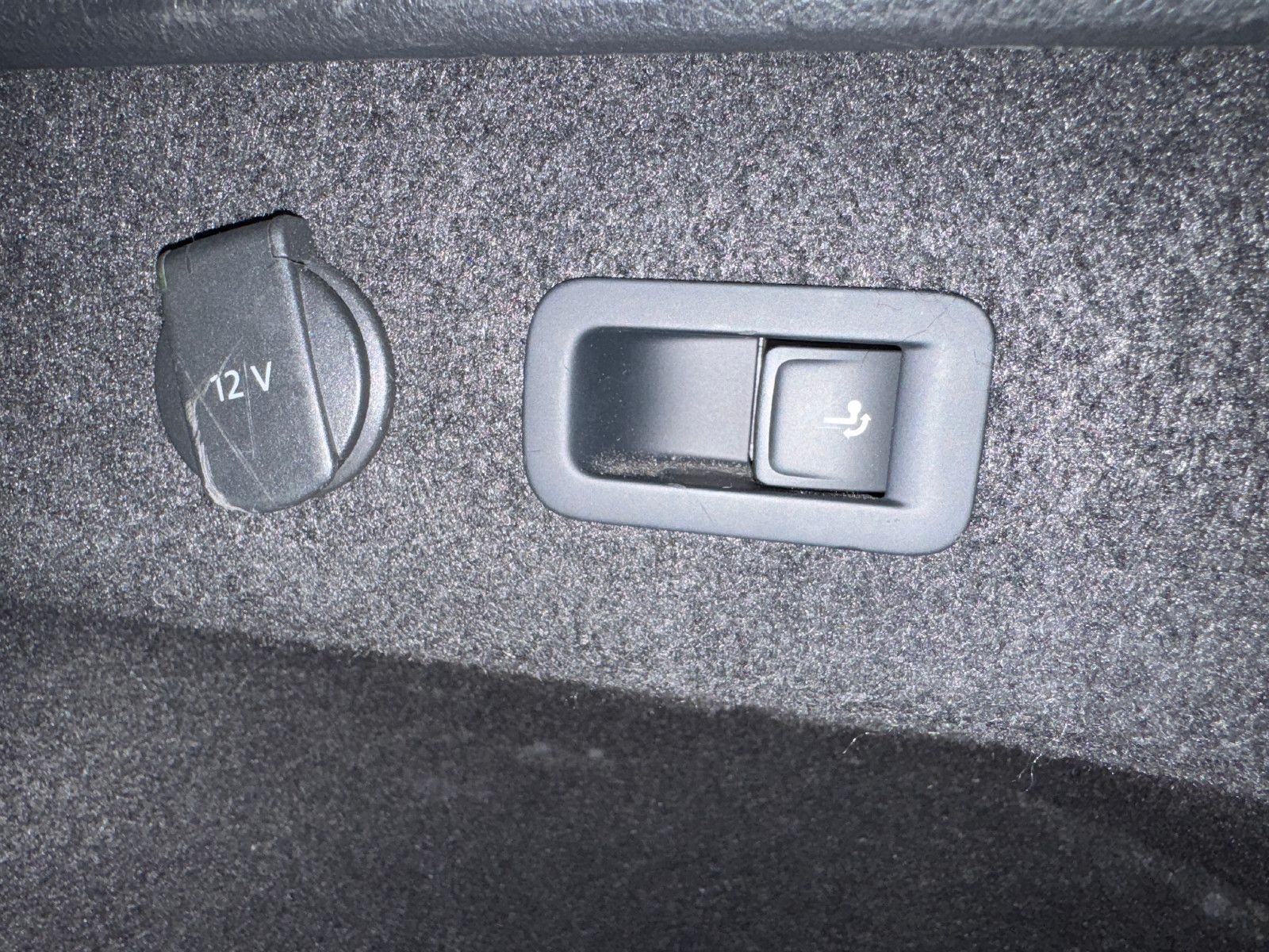 Fahrzeugabbildung Volkswagen Passat 2.0 TDI DSG COMFORTLINE NAVI LED AHK ACC