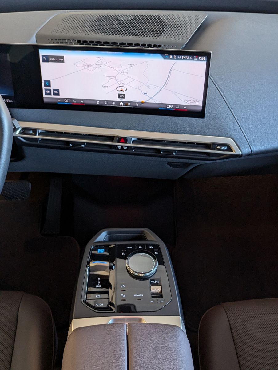 Fahrzeugabbildung BMW iX 40 xD Sport Sky-Pano Assist-Prof. Laser 360°