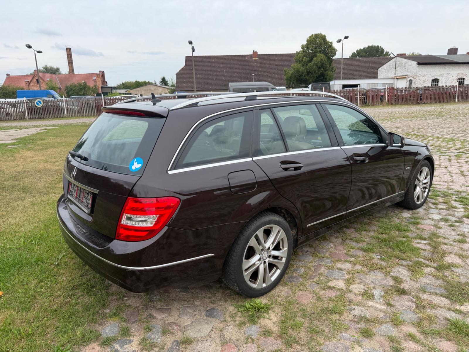 Mercedes-Benz C200 2011 — photo 15