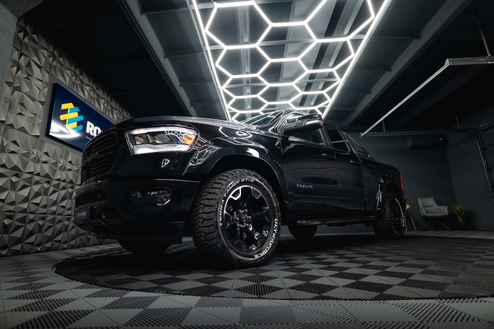 Fahrzeugabbildung Dodge RAM 5.7 V8 HEMI 4x4 OFFROAD Night-Paket LONGBED