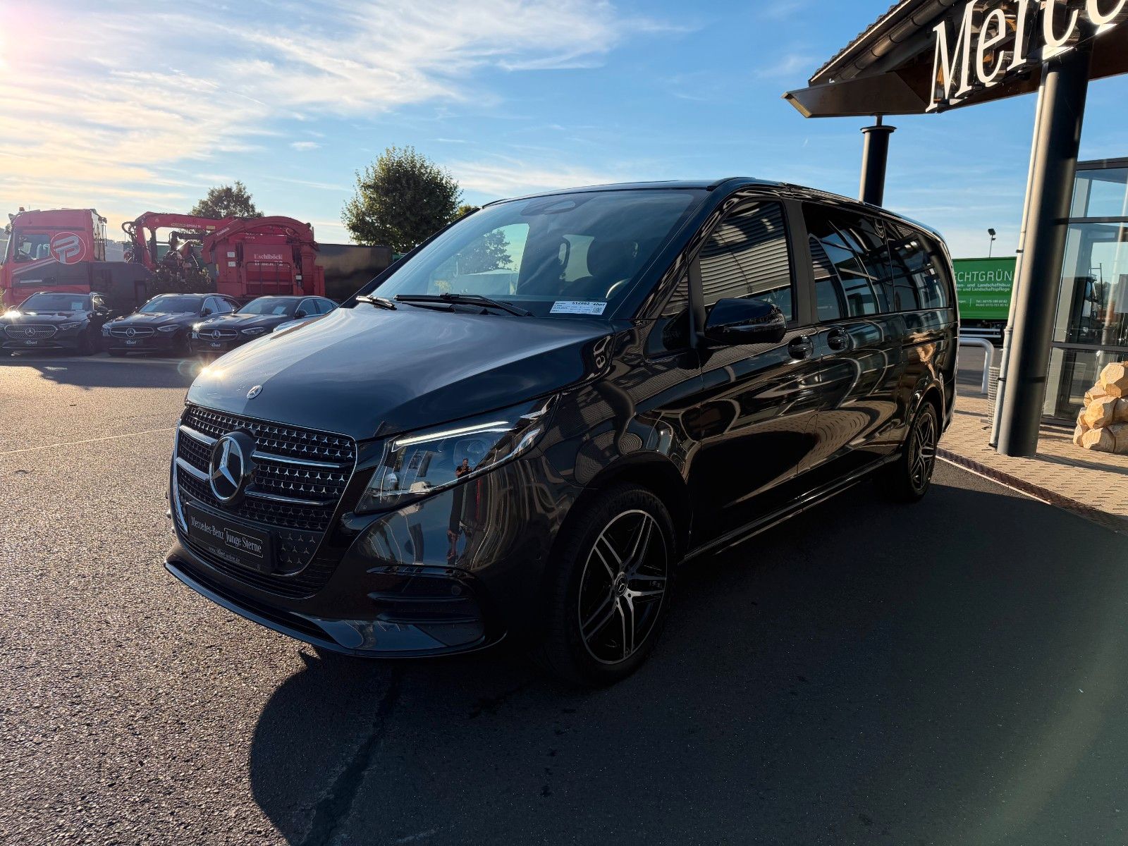 Fahrzeugabbildung Mercedes-Benz V 300 d 4MATIC STYLE AMG DISTRONIC MULTIBEAM