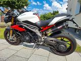 Triumph Speed Triple 1050R mit Öhlins, ABS, TC
