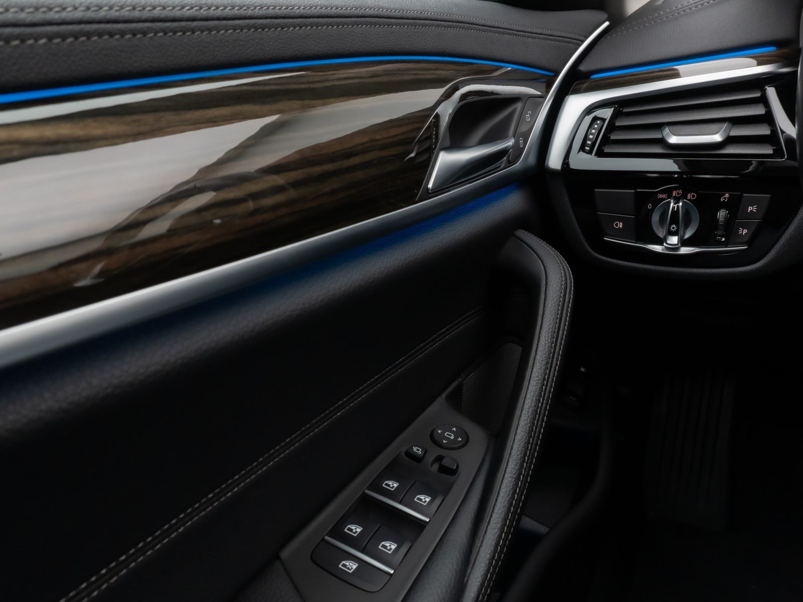 Fahrzeugabbildung BMW 530e xD LuxuryLine 360°Laser HUD DAB H/K ACC AHK