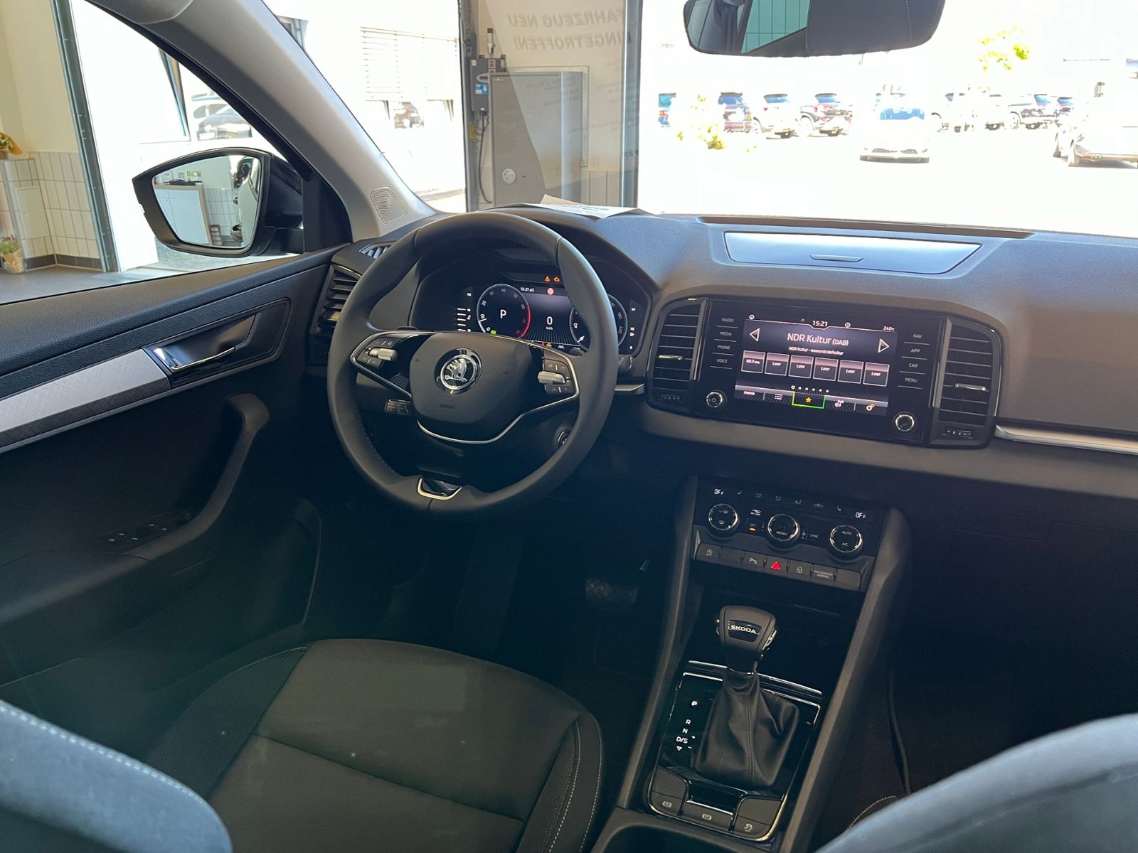 Fahrzeugabbildung SKODA Karoq DRIVE 1.5 TSI DSG *AHK, ACC, LED, Virtual