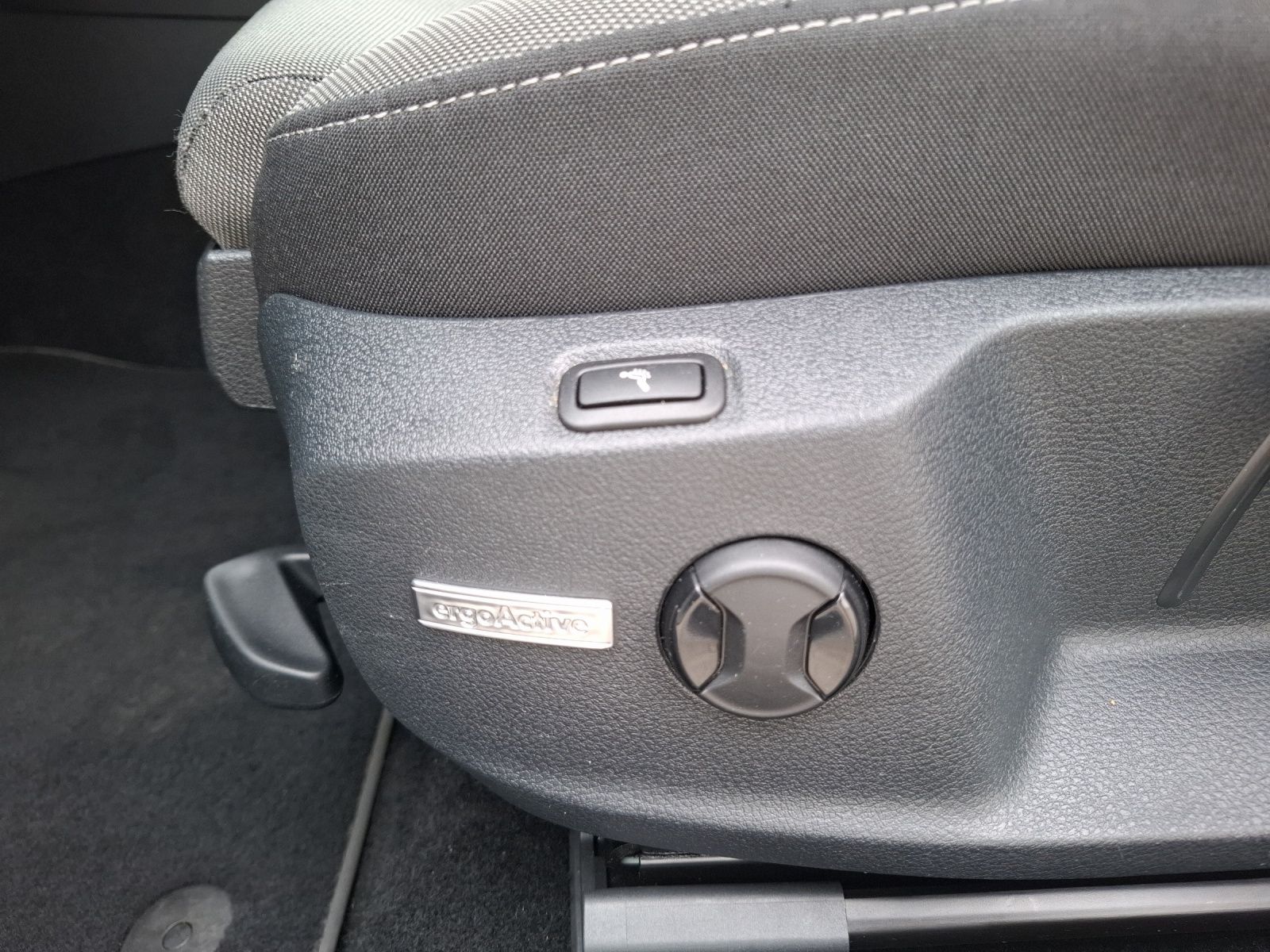 Fahrzeugabbildung Volkswagen Golf VII Variant TSI Comfortline Navi ACC RFK SH