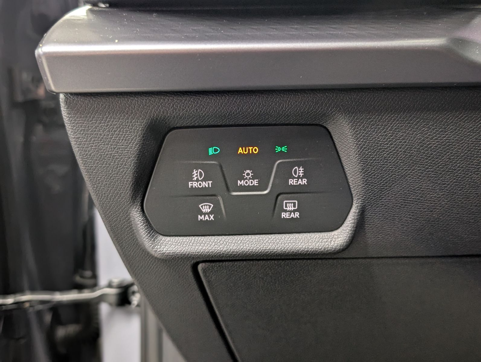 Fahrzeugabbildung CUPRA Leon 1.5 e-Hybrid PLUG-IN LED INTELIG-DRIVE EDGE