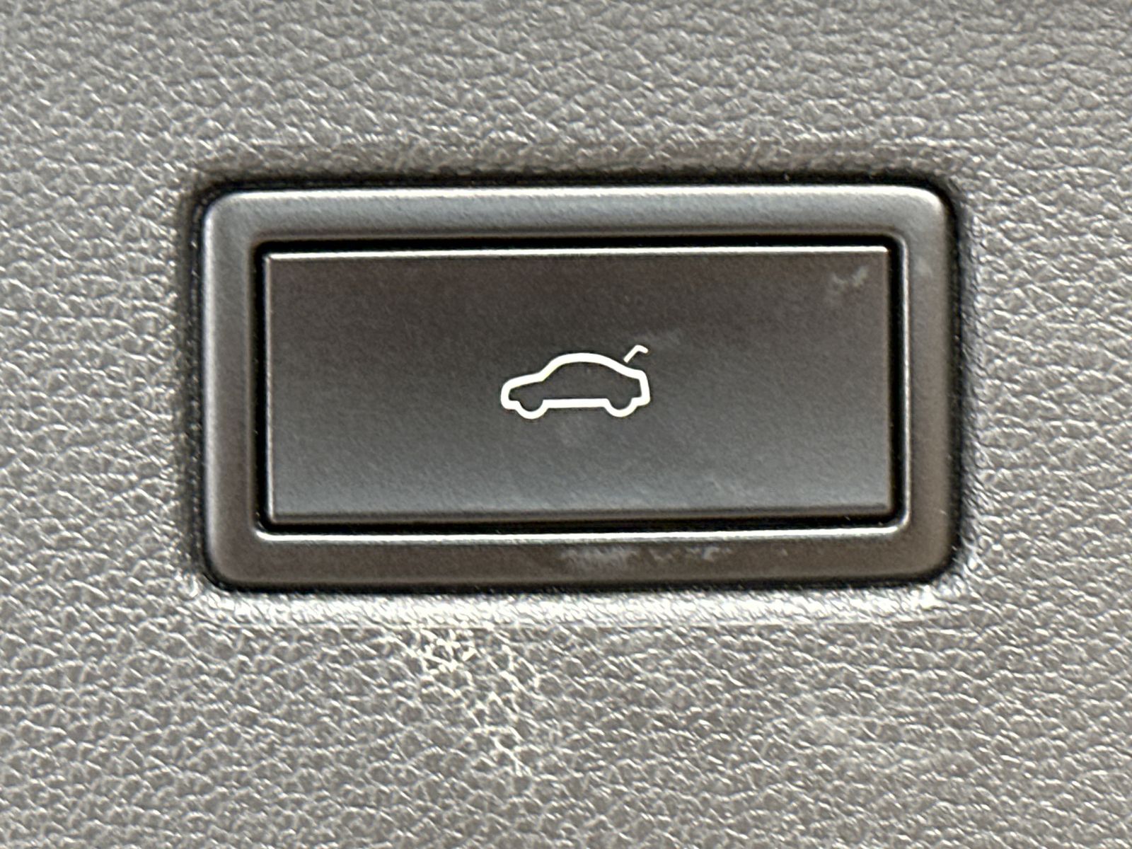 Fahrzeugabbildung Volkswagen Tiguan 2.0 TDI DSG R-Line NAV+LED+AHK+ACC+VCOCK