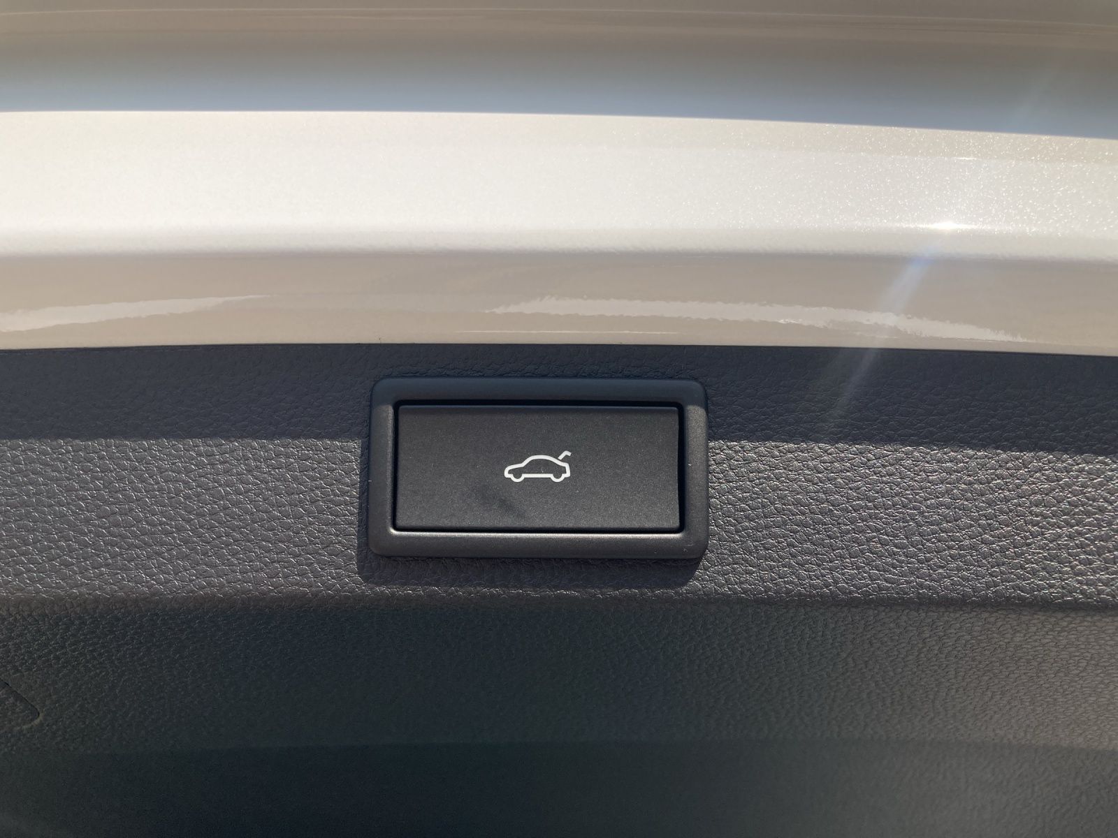 Fahrzeugabbildung SKODA Karoq TOUR TSI DSG LED, AHZV, Digital Cockpit